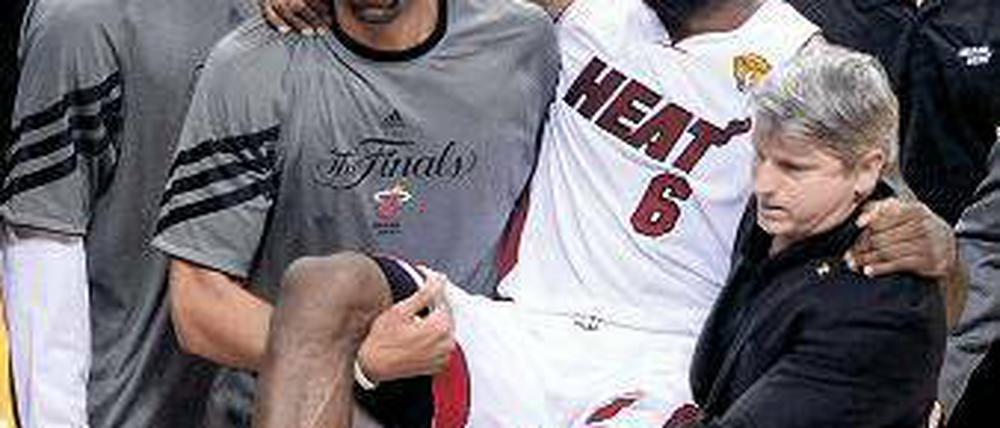 Auf Händen hinausgetragen. LeBron James wurde von Krämpfen geschüttelt. Foto: dpa