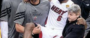 Auf Händen hinausgetragen. LeBron James wurde von Krämpfen geschüttelt. Foto: dpa