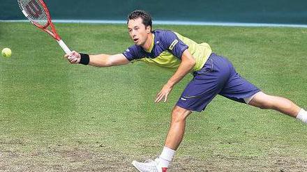 Zu viel versprochen. Nach seinem Sieg gegen Rafael Nadal ist Philipp Kohlschreiber im Halbfinale von Halle ausgeschieden. Foto: dapd