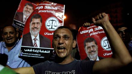 Der Islamist Mohammed Mursi soll die Präsidententwahl in Ägypten knapp gewonnen haben. Doch die Gegner der Muslimbrüder und die Anhänger des alten Regimes wollen das Ergebnis nicht so ohne weiteres hinnehmen. Jetzt prüft die Wahlkommission Beschwerden wegen Wahlbetrugs.