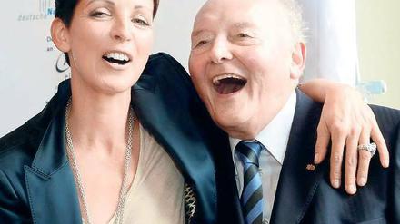 Die haben gut lachen. Nena umarmt Hermann Rauhe, Präsident von „Il canto del mondo“ im Französischen Dom. Foto: dpa