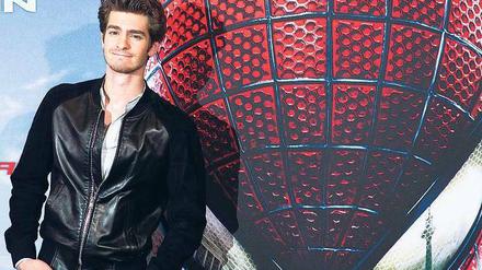 Neuer Spinnen-Mann. Schauspieler Andrew Garfield bei der Filmpremiere in einem Berliner Hotel. Der 28-Jährige erbt die Rolle von Tobey Maguire, der zu alt für die Comicfigur wurde. Garfield war schon als Kind ein großer Spider-Man-Fan.Foto: dapd