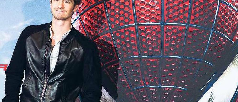 Neuer Spinnen-Mann. Schauspieler Andrew Garfield bei der Filmpremiere in einem Berliner Hotel. Der 28-Jährige erbt die Rolle von Tobey Maguire, der zu alt für die Comicfigur wurde. Garfield war schon als Kind ein großer Spider-Man-Fan.Foto: dapd