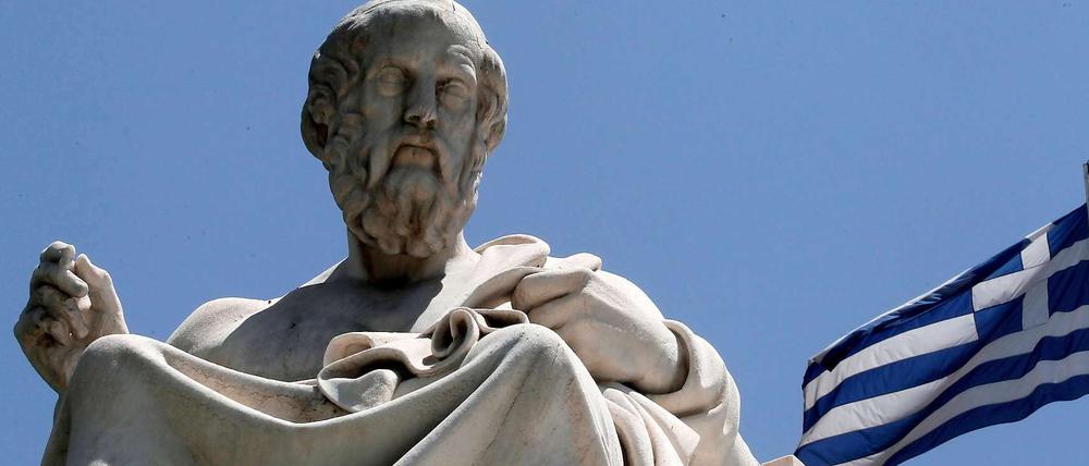 Eine Statue des griechischen Philosophen Platon in Athen