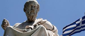 Eine Statue des griechischen Philosophen Platon in Athen