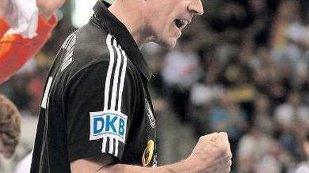 Applaus von vielen Seiten. Bundestrainer Martin Heuberger hat die Nationalmannschaft seit seinem Amtsantritt stetig verjüngt. Heute geht es um die WM-Qualifikation. Foto: dapd
