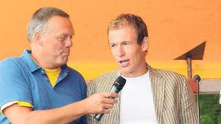 Sogar die Wände sind orange gestrichen. Arjen Robben, mit vollem Haupthaar in seiner Heimat Bedum bei Groningen.