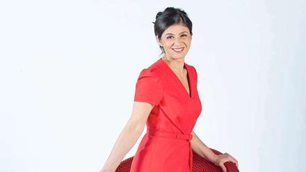 Hatice Akyün ist Autorin und freie Journalistin. Sie ist in Anatolien geboren, in Duisburg aufgewachsen und in Berlin zu Hause.