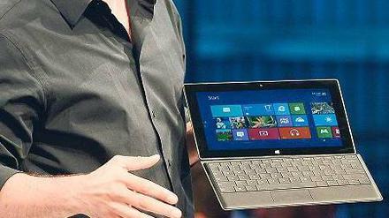 Mit Tastatur im Deckel. Microsoft-Manager Michael Angiulo zeigt das neue Surface genannte Tablet des Softwarekonzerns in den Milk Studios in Los Angeles. Foto: AFP