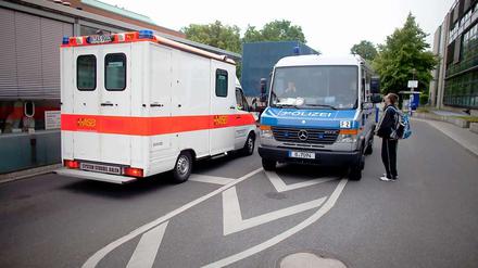 Polizisten in ihrem Wagen in der Einfahrt zur Virchow-Klinik. Hier wird der angeschossene Chef einer Gruppe der Berliner Hells Angels versorgt.