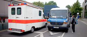 Polizisten in ihrem Wagen in der Einfahrt zur Virchow-Klinik. Hier wird der angeschossene Chef einer Gruppe der Berliner Hells Angels versorgt.