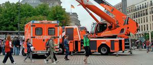 Die Feuerwehr präsentiert ihre neuen Fahrzeuge.
