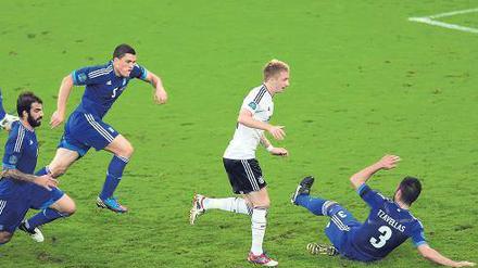Zu flink für Griechenland. Marco Reus, der wie Miroslav Klose und André Schürrle erstmals bei dieser EM in der Startelf stand, wirbelte die gegnerische Abwehr durcheinander. Foto: dapd