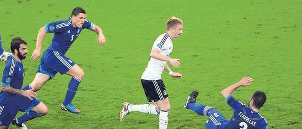 Zu flink für Griechenland. Marco Reus, der wie Miroslav Klose und André Schürrle erstmals bei dieser EM in der Startelf stand, wirbelte die gegnerische Abwehr durcheinander. Foto: dapd