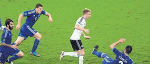 Zu flink für Griechenland. Marco Reus, der wie Miroslav Klose und André Schürrle erstmals bei dieser EM in der Startelf stand, wirbelte die gegnerische Abwehr durcheinander. Foto: dapd
