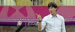 Wer hat geplappert? Bundestrainer Löw sucht nach einer undichten Stelle im Team.