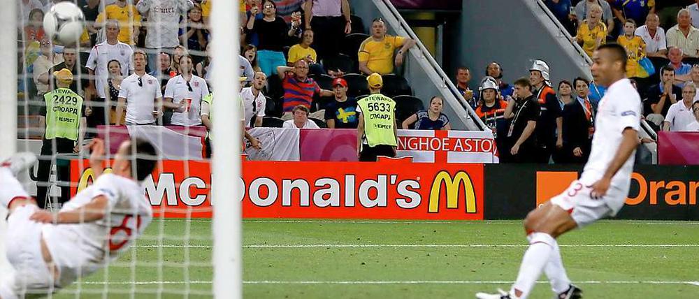 John Terry klärt für England. Aber war der Ball nicht hinter der Linie?