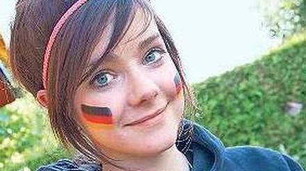 Aber bitte mit Fahne. Anfangs konnte sich unsere Kolumnistin für Fußball nicht erwärmen. Jetzt geht sie immerhin zum Public Viewing.
