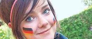 Aber bitte mit Fahne. Anfangs konnte sich unsere Kolumnistin für Fußball nicht erwärmen. Jetzt geht sie immerhin zum Public Viewing.