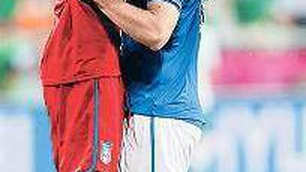 Italienische Größenordnung. Torschütze Antonio Cassano schaut zu Torwart Gianluigi Buffon auf. Foto: Reuters