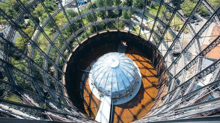Große Versprechen. Rund um den Schöneberger Gasometer will Investor Reinhard Müller eine private Energie-Universität etablieren. 5000 Arbeitsplätze sollen entstehen. Foto: dapd