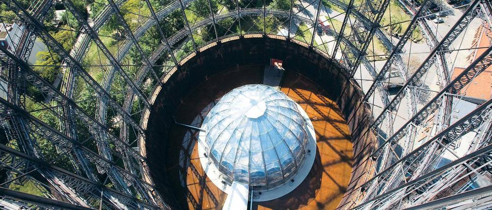 Große Versprechen. Rund um den Schöneberger Gasometer will Investor Reinhard Müller eine private Energie-Universität etablieren. 5000 Arbeitsplätze sollen entstehen. Foto: dapd