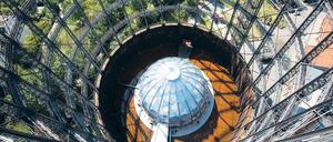 Große Versprechen. Rund um den Schöneberger Gasometer will Investor Reinhard Müller eine private Energie-Universität etablieren. 5000 Arbeitsplätze sollen entstehen. Foto: dapd