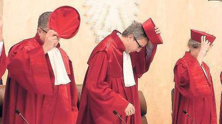 Die Richter in Karlsruhe – hier der Zweite Senat – ließen bereits wissen, dass allein die Prüfung einer Einstweiligen Anordnung mehrere Wochen in Anspruch nehmen wird. Foto: Thomas Wieck/dapd