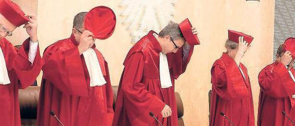 Die Richter in Karlsruhe – hier der Zweite Senat – ließen bereits wissen, dass allein die Prüfung einer Einstweiligen Anordnung mehrere Wochen in Anspruch nehmen wird. Foto: Thomas Wieck/dapd
