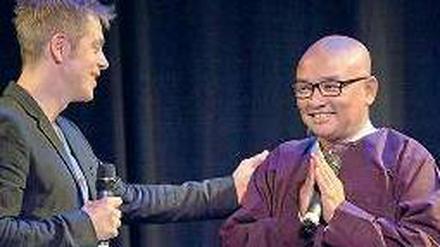 Nicht nur witzig: Michael Mittermeier und sein Komiker-Kollege Zarganar. Foto: dapd
