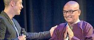 Nicht nur witzig: Michael Mittermeier und sein Komiker-Kollege Zarganar. Foto: dapd