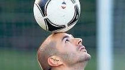 Ball mit Köpfchen. Vor den Ideen von Frankreichs Stürmer Karim Benzema hat Viertelfinalgegner Spanien Respekt. 