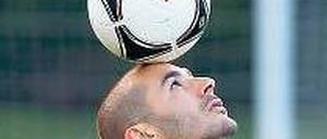 Ball mit Köpfchen. Vor den Ideen von Frankreichs Stürmer Karim Benzema hat Viertelfinalgegner Spanien Respekt. 