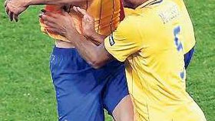 Jubelschweden. Seine Mitspieler feiern Zlatan Ibrahimovic nach seinem spektakulären Seitfallzieher. Foto: dapd