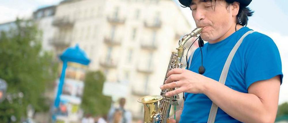 Der tutet was und will auch spielen. Zum Sommeranfang gibt es überall Gratiskonzerte. Foto: dapd/Steffi Loos