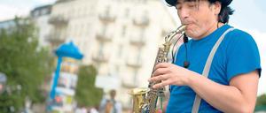 Der tutet was und will auch spielen. Zum Sommeranfang gibt es überall Gratiskonzerte. Foto: dapd/Steffi Loos