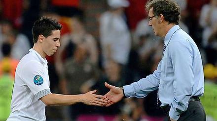Handschlag im Zorn. Samir Nasri (links, mit Trainer Blanc) sorgte nach dem Aus Frankreichs für einen Eklat.