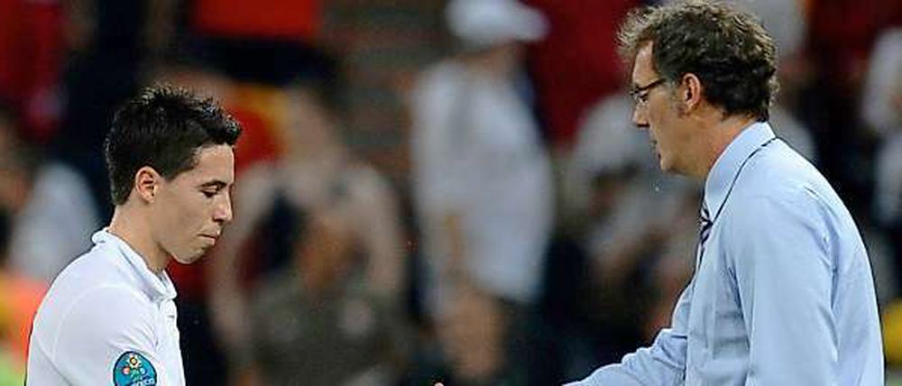 Handschlag im Zorn. Samir Nasri (links, mit Trainer Blanc) sorgte nach dem Aus Frankreichs für einen Eklat.