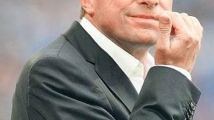 Küss’ die Hand. Ex-Schalke-Trainer Ralf Rangnick geht nach Österreich. Foto: dapd