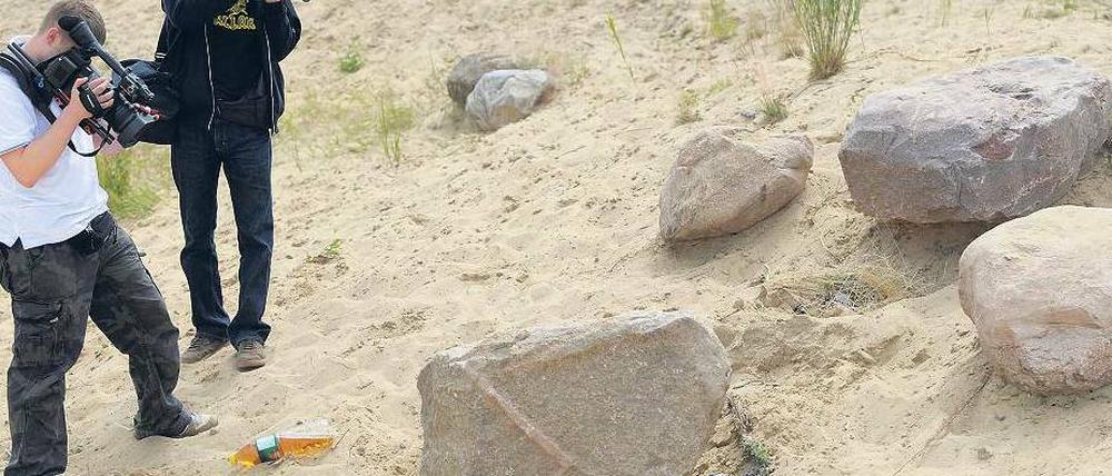 Die Findlinge. Sie rollten auf die Kinder – aber warum? Foto: dapd