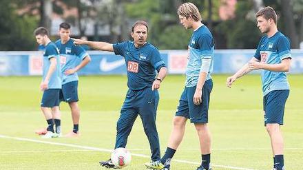 Zur Ersten Liga geht’s da lang. Jos Luhukay (2.v.l.) gab den Berliner Spielern gleich das Saisonziel mit auf den Weg: sofortiger Wiederaufstieg. Peter Niemeyer (2.v.r.) war einer der wenigen erfahrenen Profis, die der neue Trainer beim Auftakt begrüßen durfte.