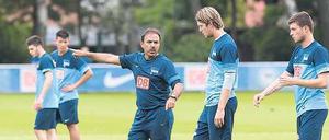 Zur Ersten Liga geht’s da lang. Jos Luhukay (2.v.l.) gab den Berliner Spielern gleich das Saisonziel mit auf den Weg: sofortiger Wiederaufstieg. Peter Niemeyer (2.v.r.) war einer der wenigen erfahrenen Profis, die der neue Trainer beim Auftakt begrüßen durfte.