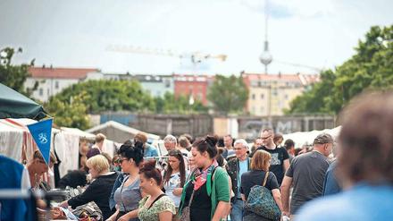 Bummeln und Suchen. Der Flohmarkt am Mauerpark ist jeden Sonntag gut besucht. Auch die Betreiber des Marktes verhandeln mit dem Land über den Erwerb des Geländes. Foto: dapd
