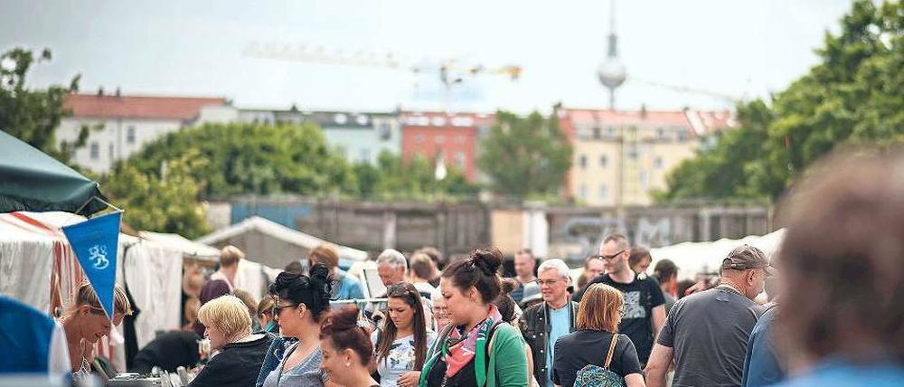 Bummeln und Suchen. Der Flohmarkt am Mauerpark ist jeden Sonntag gut besucht. Auch die Betreiber des Marktes verhandeln mit dem Land über den Erwerb des Geländes. Foto: dapd