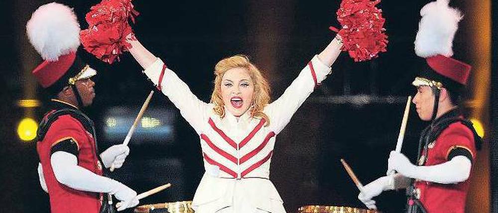 Tamtam mit Pompons. Madonna ist gerade auf Welttournee. Wie hier in Barcelona rockt sie die Arenen. Foto: AP/Manu Fernandez
