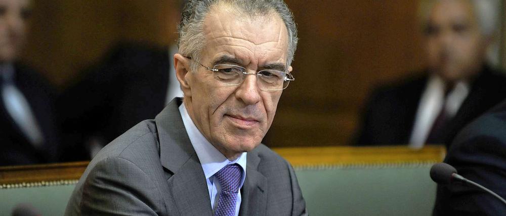 Nach einem Schwächeanfall zieht sich der designierte griechische Finanzminister Rapanos zurück.