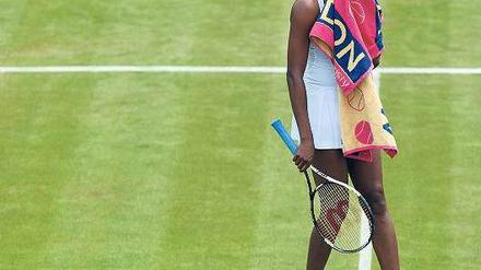 Das war’s dann schon wieder. In Wimbledon verlor Venus Williams ihr erstes Spiel gegen die Russin Jelena Wesnina 1:6 und 3:6. Trotz ihrer zuletzt vielen enttäuschenden Auftritte und ihrer Krankheit will sie ihre Karriere fortsetzen. Foto: dpa