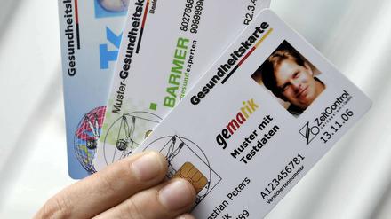 Muster der neuen elektronischen Gesundheitskarte. Ein Privatmann aus Wuppertal will sie vor dem Bundesverfassungsgericht stoppen.
