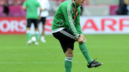 Hat er die Lösung im Stutzen? Bundestrainer Joachim Löw will den Italienern sein Spiel aufdrängen. Das Problem: Italiens Trainer Cesare Prandelli will genau das auch.