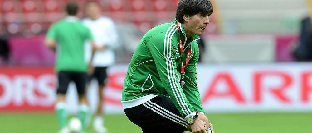 Hat er die Lösung im Stutzen? Bundestrainer Joachim Löw will den Italienern sein Spiel aufdrängen. Das Problem: Italiens Trainer Cesare Prandelli will genau das auch.